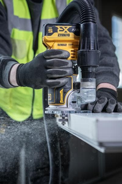DEWALT DCW604NT-XJ, DCW604NT freesmachine in gebruik, met stofafzuiging. Fotografie categorie.
