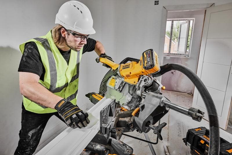 DEWALT zaag DCS781X2-QW, DCS781X2 gebruikt door bouwvakker met veiligheidsuitrusting.