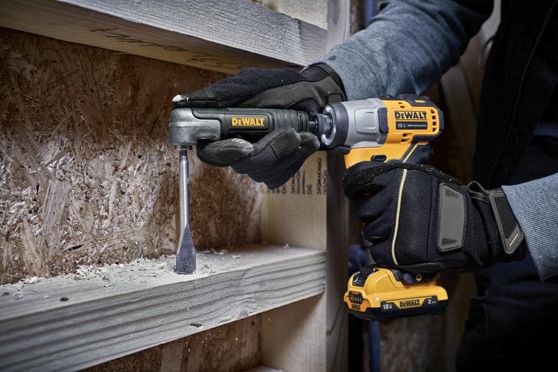 Persoon boort in hout met DEWALT DT20500 boorhulpstuk en accuschroefmachine.