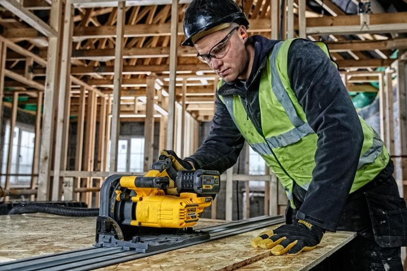 DEWALT DCS520T2-XE, DCS520T2 gebruikt op hout. Bouwvakker bedient geel fotografie-apparaat.