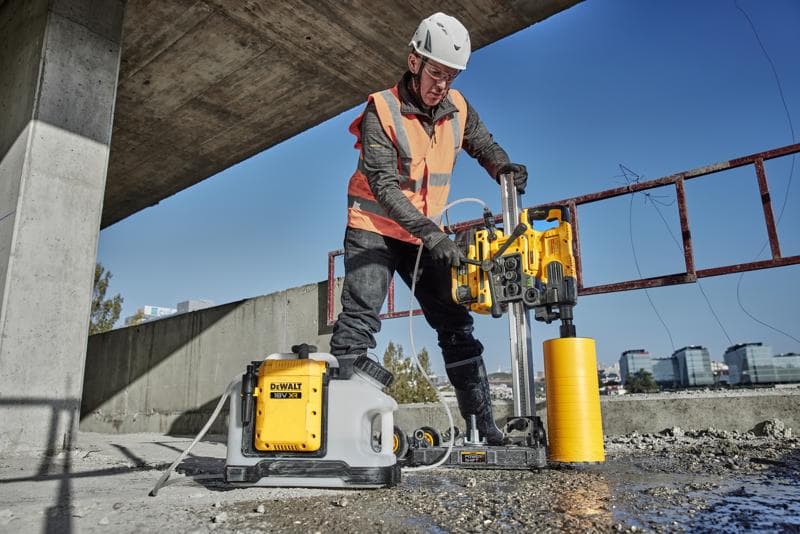 DEWALT DCE6820N, DCE6820N-XJ boorgereedschap op bouwplaats buiten. Fotografie categorie.