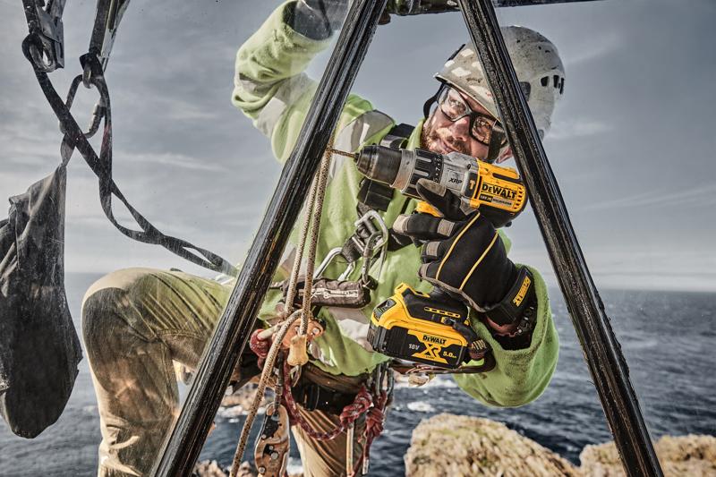 DEWALT DCD996P2, DCD996P2-QW boor door arbeider buiten gebruikt; zee en rotsen. Fotografie categorie.