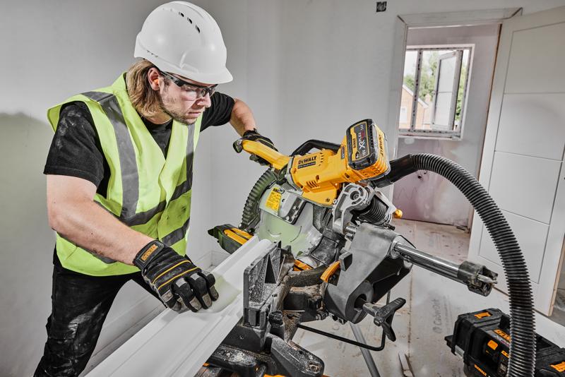 DEWALT zaag DCS781X2-QW, DCS781X2 gebruikt door bouwvakker met veiligheidsuitrusting.