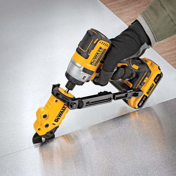 DEWALT gereedschap met hulpstuk snijdt plaatmetaal, bediend door een hand met handschoen.